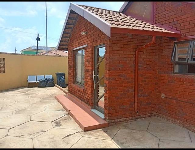 3 BEDROOM HOUSE FOR SALE IN PROTEA GLEN